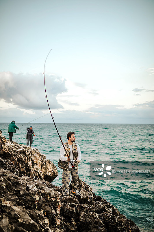 钓鱼季、钓鱼人、周末活动、男人生活方式与爱好图片素材