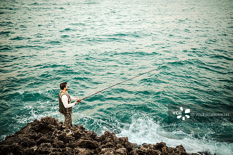 钓鱼季、钓鱼人、周末活动、男人生活方式与爱好图片素材