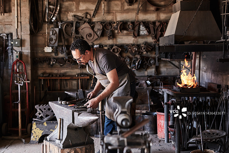 焊接工、车间以及用于焊接钢铁、金属和火焰的工具，适用于珠宝或产品工业工作。制造业工人，仓库工作台上的铁匠，适用于工业创业图片素材