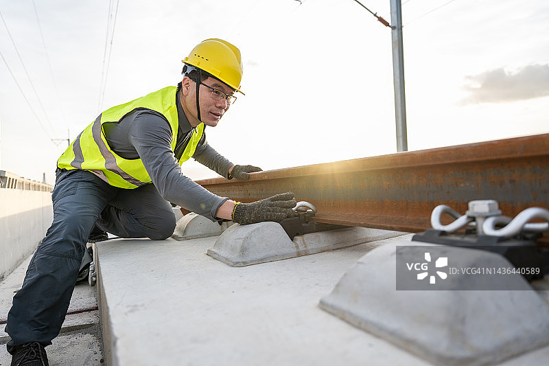 工程师检查铁路施工现场项目质量图片素材