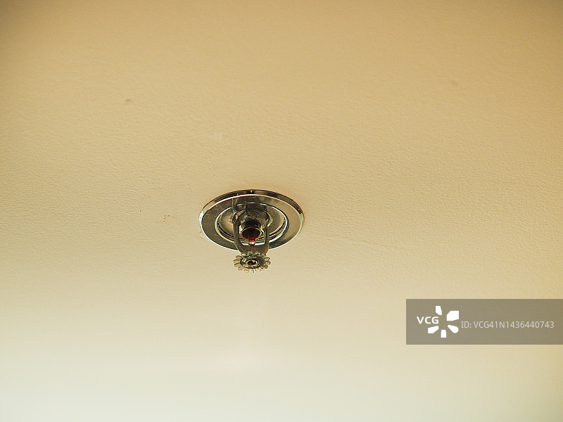 天花板上的消防喷淋装置图片素材