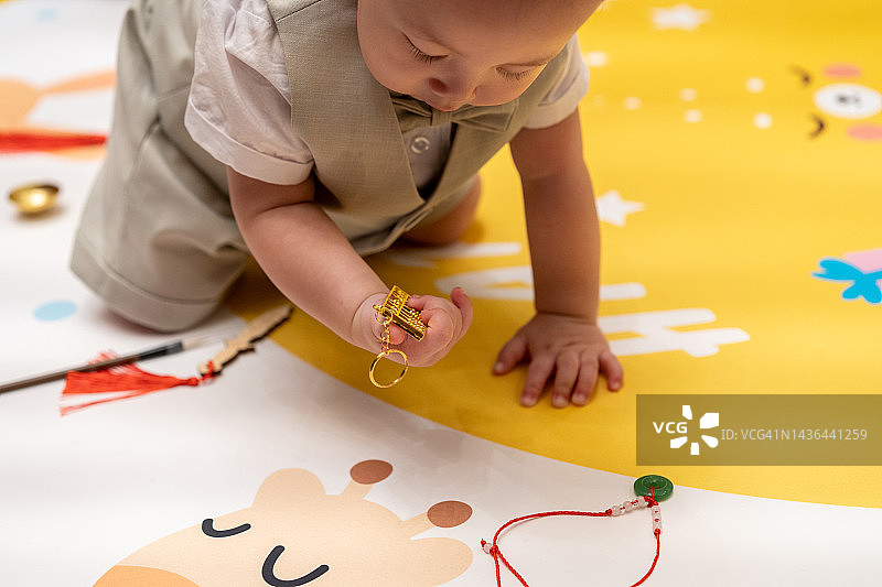 中国宝宝在周岁抓阄图片素材