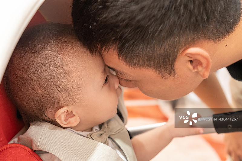 成年男子与幼儿见面图片素材