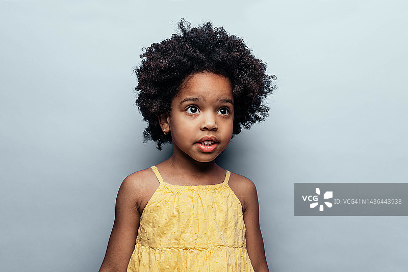 做鬼脸的可爱幼儿图片素材