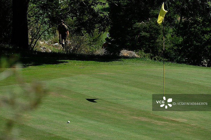 带高尔夫球旗的孔洞图片素材