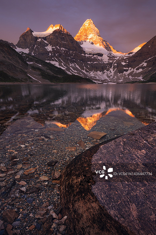 阿西尼博因山及其在马戈格湖中的倒影，阿西尼博因山省立公园，加拿大不列颠哥伦比亚省的日出光照图片素材