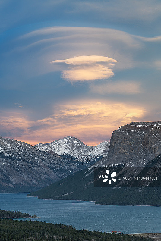 班夫国家公园明尼万卡湖日落时分的层叠云彩，加拿大艾伯塔省图片素材