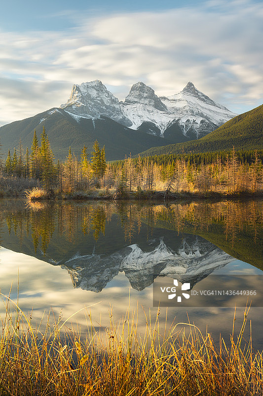 在坎莫尔警察溪的长曝光下，三姐妹峰的倒影，加拿大艾伯塔省图片素材