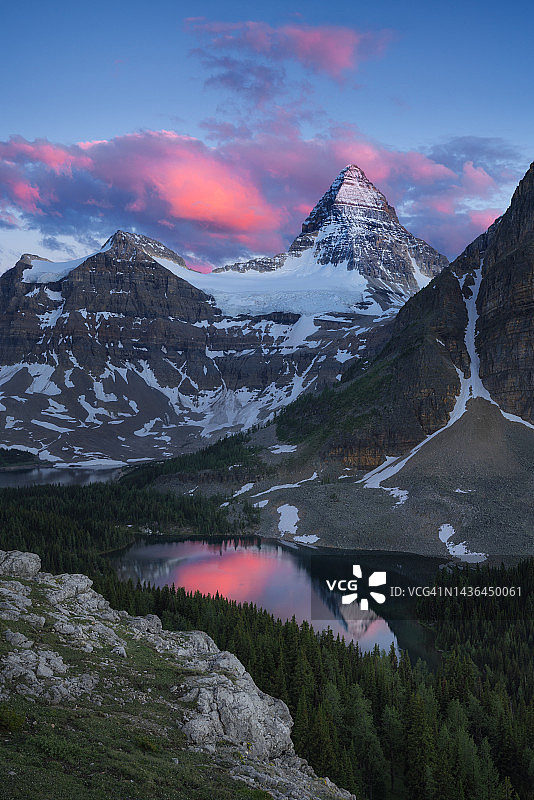 从尼布利特俯瞰阿西尼博因山日落，加拿大不列颠哥伦比亚省阿西尼博因山省立公园图片素材