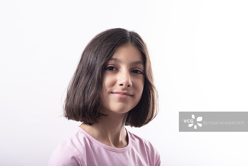 对着镜头微笑的女孩肖像图片素材