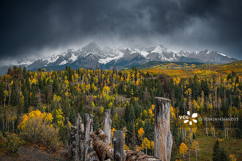 9号乡村公路秋色图片素材