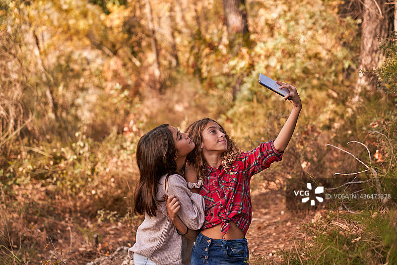 两个女孩在森林里自拍图片素材