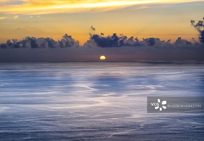 从拉帕尔马岛看到的日落时分大西洋水域的海岸线景观图片素材