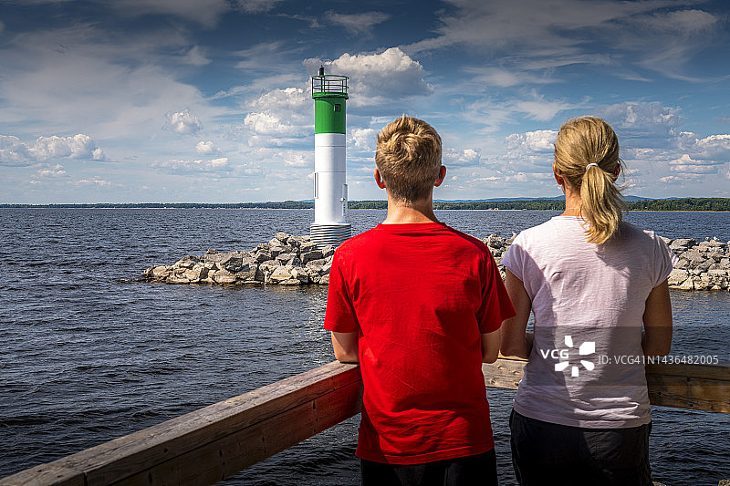 母亲和儿子在加拿大渥太华河彭布罗克眺望灯塔图片素材