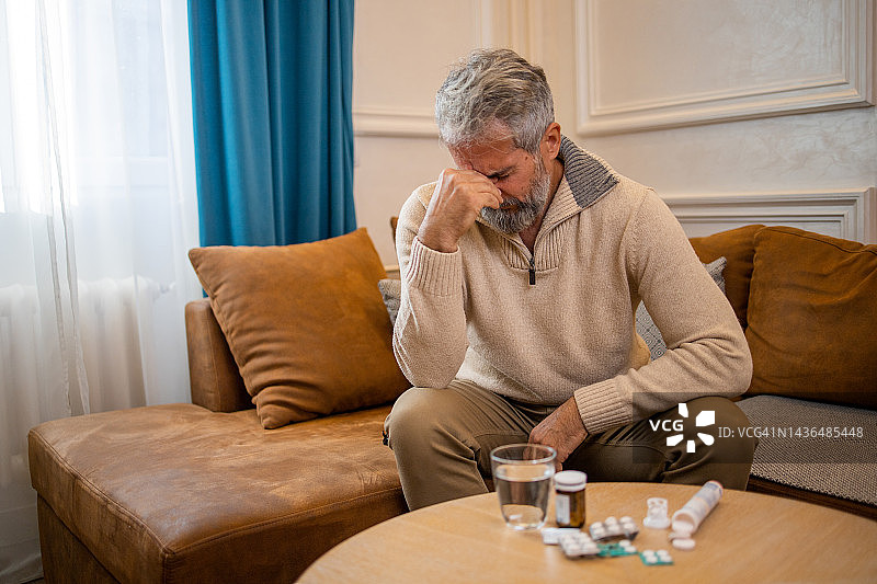 年长的男人在吃药图片素材