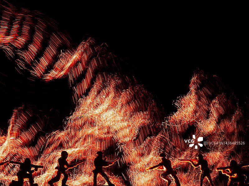 一组士兵（玩偶）对抗另一组，背景有爆炸，战争概念图片素材