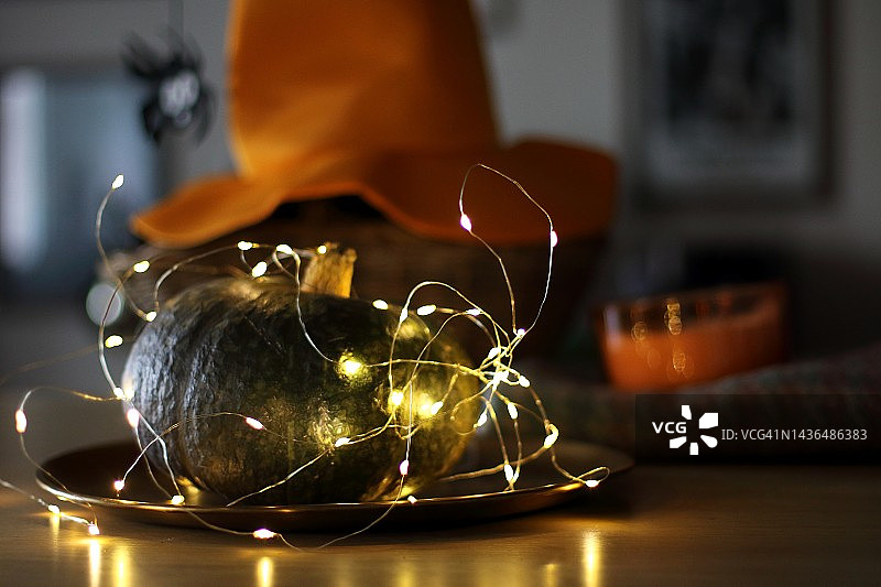 夜晚点亮的万圣节南瓜图片素材