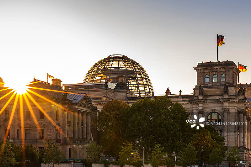 德国柏林国会大厦的日落图片素材