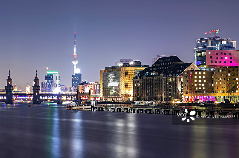 蓝色时刻的柏林天际线——“媒体河岸”与著名的奥伯鲍姆桥和电视塔（柏林克罗伊茨贝格-弗里德里希斯海因区，德国）图片素材