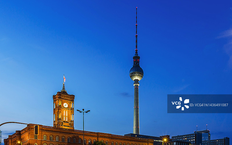蓝色时分的柏林市政厅（红色市政厅）和电视塔（德国）图片素材