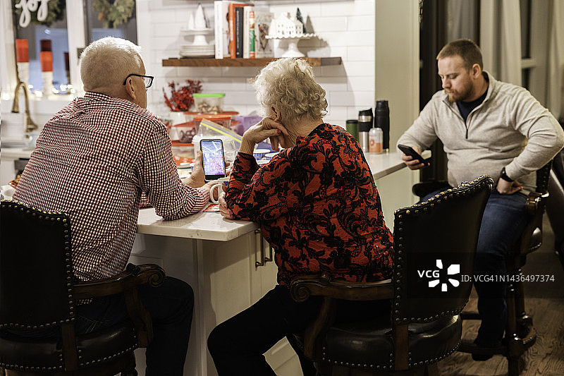 玩手机分心的人们图片素材