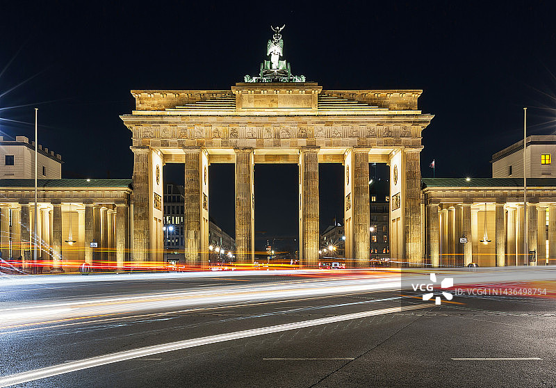 夜幕下的勃兰登堡门交通（德国柏林）图片素材