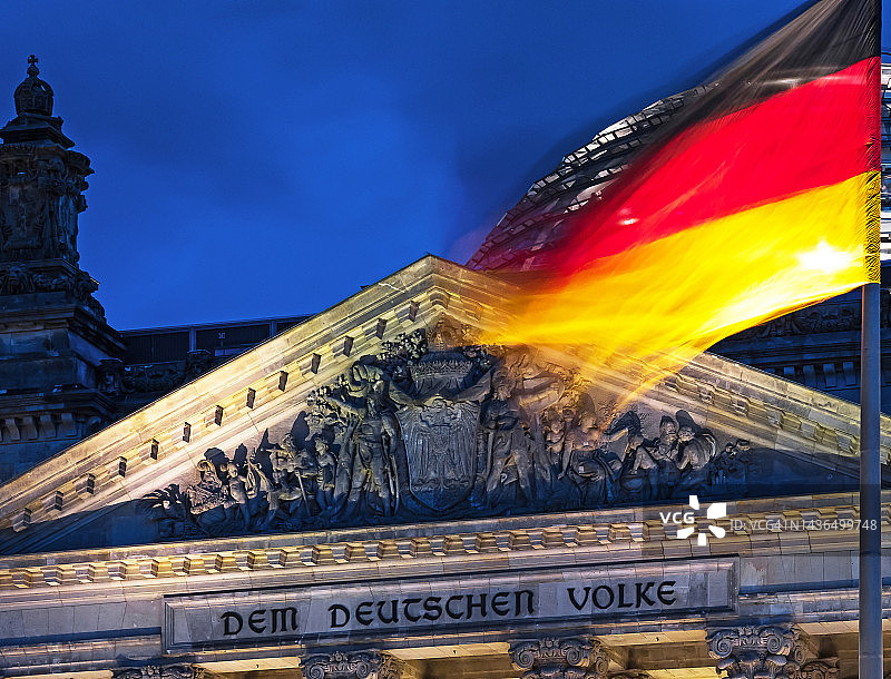 德国国旗下的柏林国会大厦楣梁铭文：“为了德意志人民”图片素材