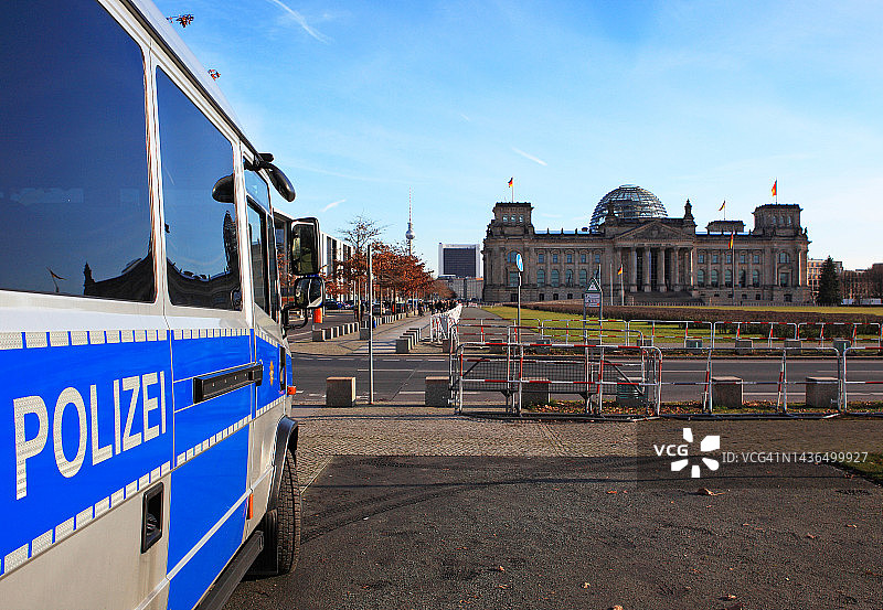 德国国会大厦前的警车（德国柏林）图片素材