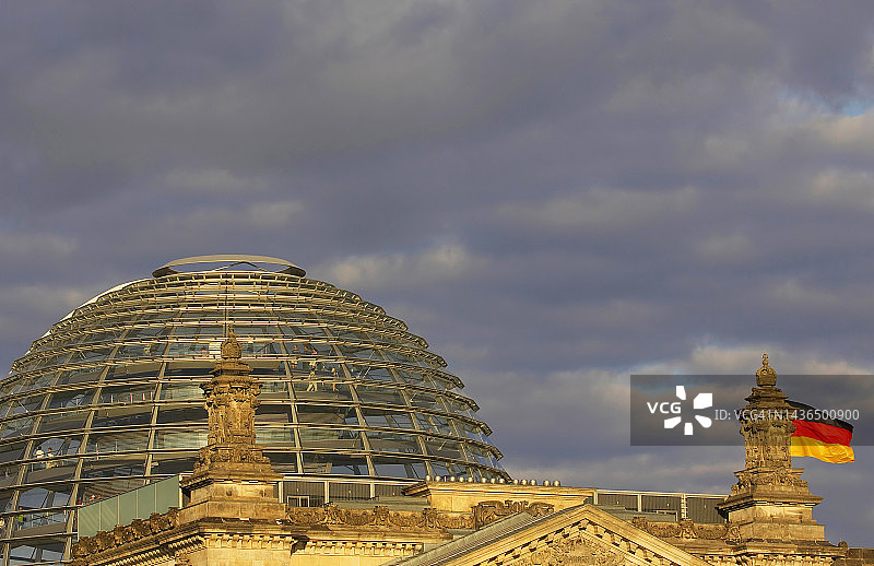 德国柏林国会大厦穹顶与德国国旗图片素材