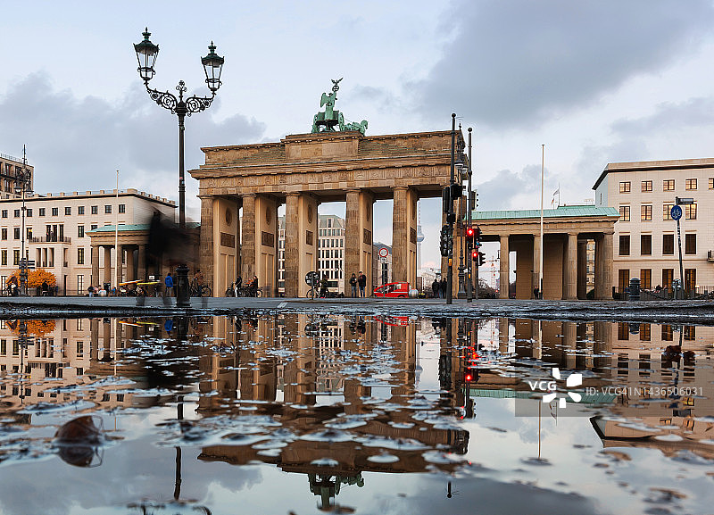 勃兰登堡门在水坑中的倒影（德国柏林）图片素材