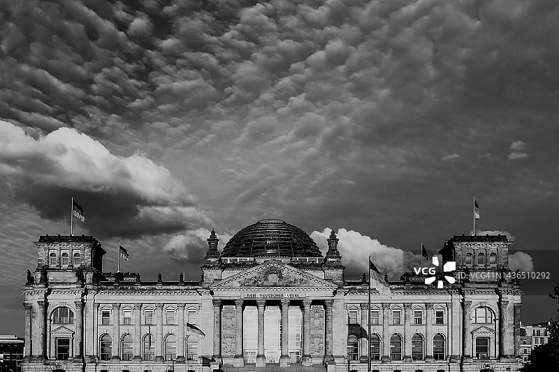 多云下的柏林国会大厦图片素材