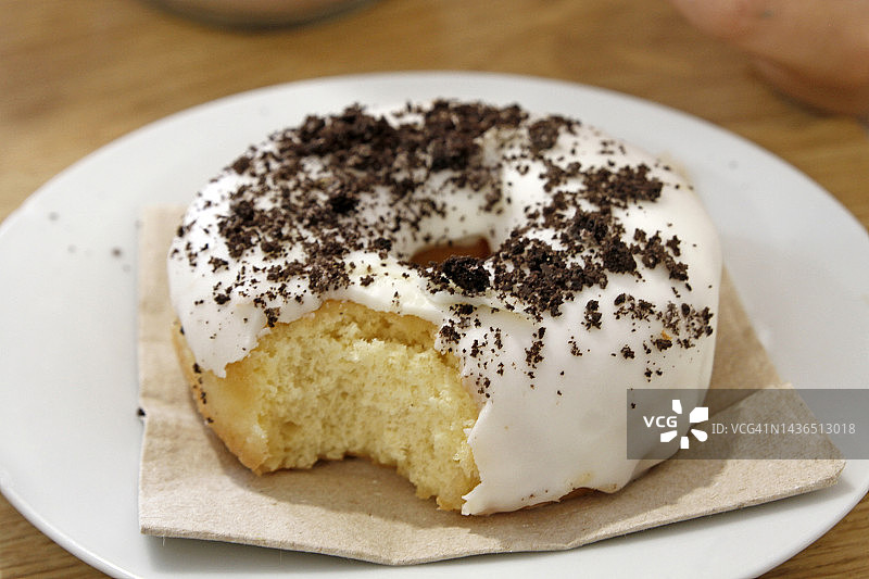 咬了一口的糖霜甜甜圈图片素材