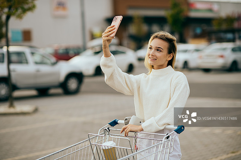 年轻女人购物自拍图片素材