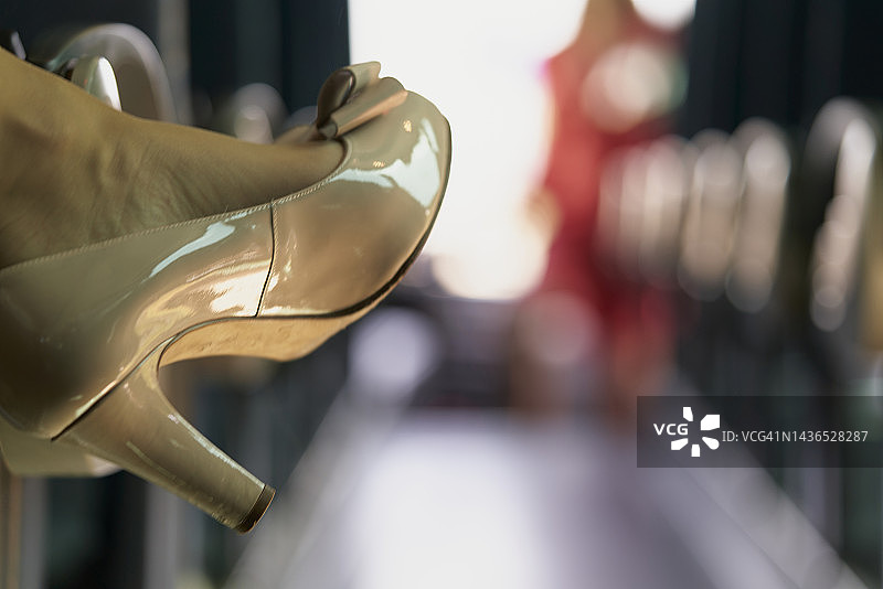 穿着米色高跟鞋的年轻女人的脚图片素材