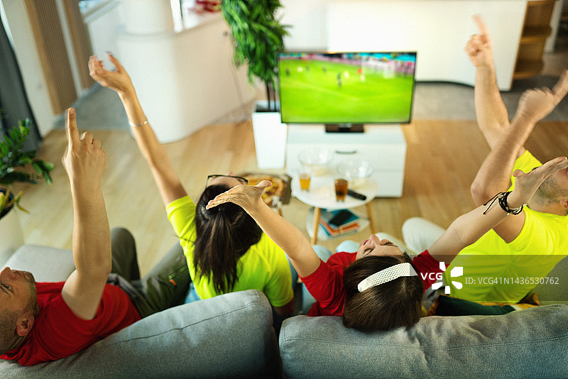 朋友们在家看比赛图片素材