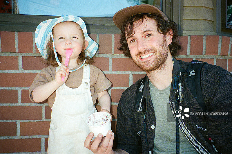 父亲和女儿一起吃冰淇淋的肖像图片素材