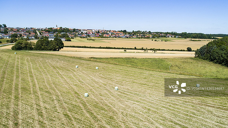 从上方拍摄的农田里的干草捆图片素材