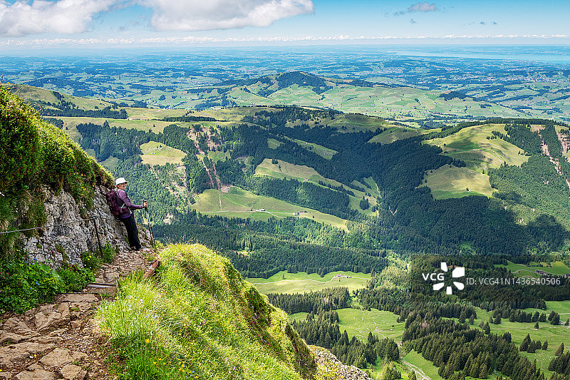 在山顶小路上欣赏风景的年长女性图片素材