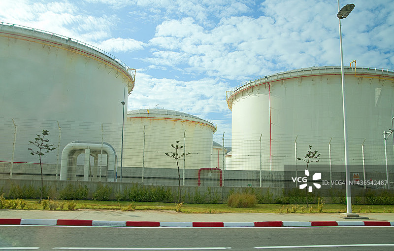 摩洛哥港口的储油罐图片素材