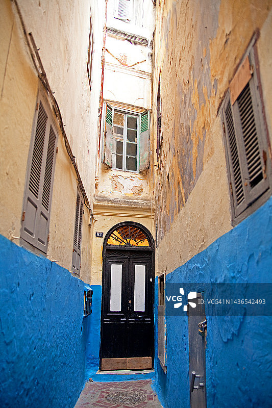 丹吉尔街道尽头的小巷景色图片素材