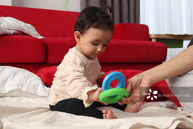 女婴玩玩具图片素材