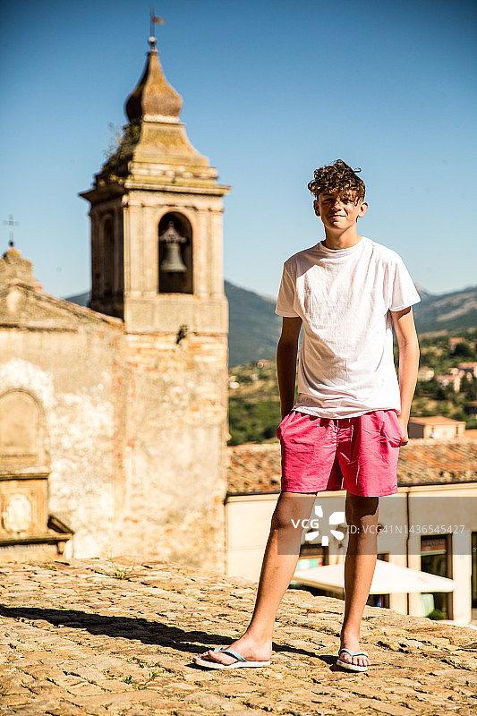 在教堂前自信的青少年男孩图片素材