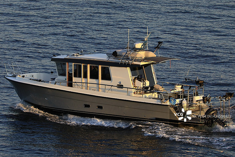 休闲包船钓鱼船图片素材