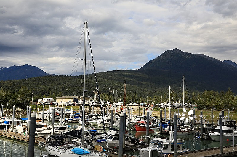 码头港口停靠的各类船只和其他船艇图片素材