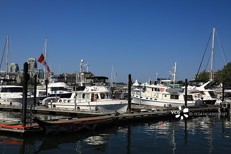 停靠在码头港口的水上船只图片素材