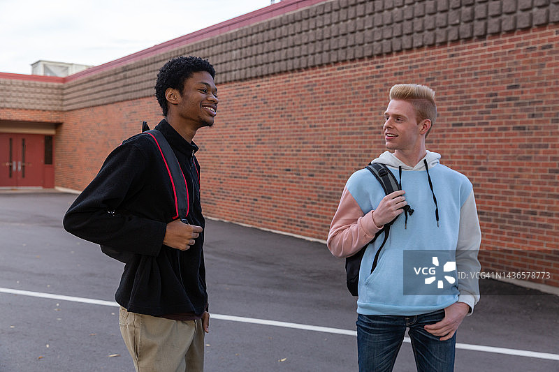 大学生在教学楼外图片素材