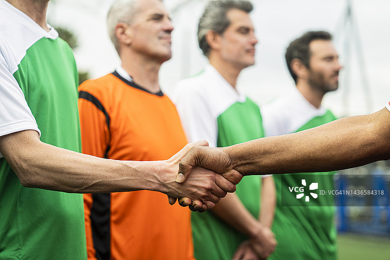 业余锦标赛前两名足球运动员握手特写图片素材