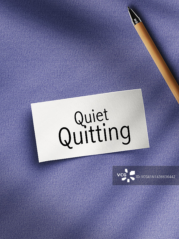 便签上的无声辞职信息，紫色背景图片素材