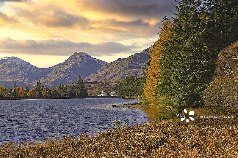 英国苏格兰特罗萨克斯的阿克莱特湖日落图片素材