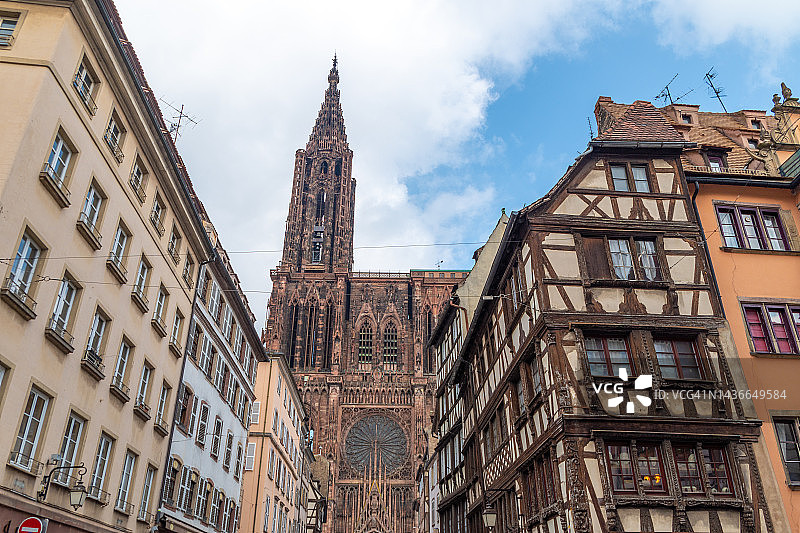 法国斯特拉斯堡圣母院的仰视角度图片素材